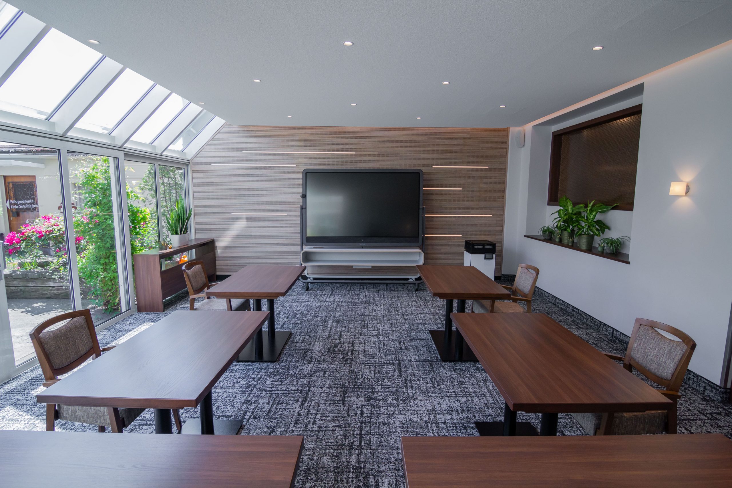 Tagungsraum 3 mit Tischen, Stühlen und Multitouch-Display 2560 auf 1707 Pixel