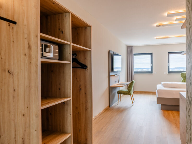 Einrichtung Apartment mit Kleiderschrank und Smart-TV