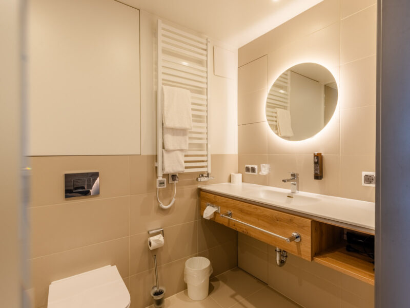 Badezimmer in hellen warmen Farben
