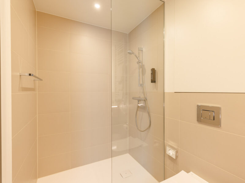 Ebenerdige Dusche in hellen Farben